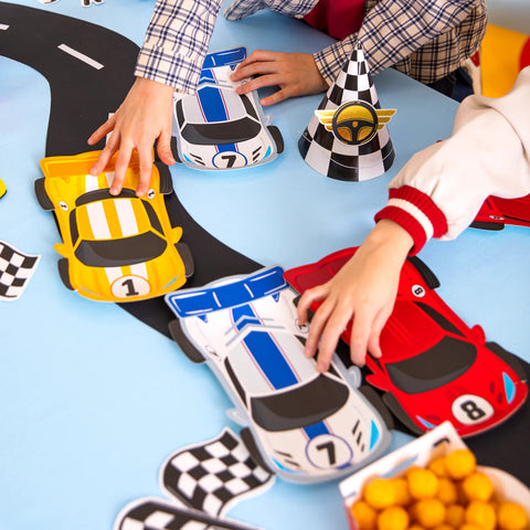 „Geltonos, baltos ir raudonos lenktyninių automobilių formos popierinės lėkštės.“