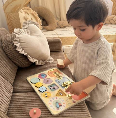 edukacinė lenta, medinė lenta, vaikų žaislai, lavinamieji žaislai, dovana vaikui, smulkiosios motorikos lavinimas, kūrybiškumas pigūs žaislai mažeikiuose