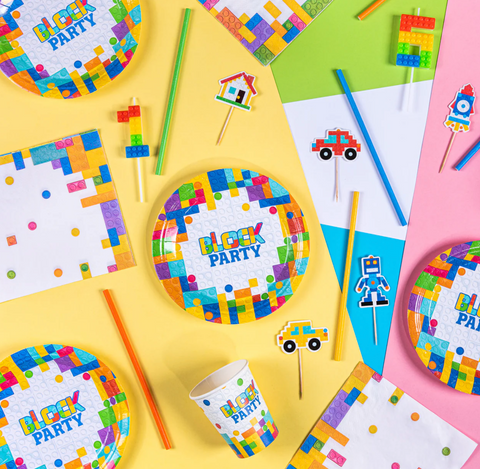 lego tema šventė dekoras dekoracijos kaladeles lego blokeliai lekstes puodukai serveteles gimtadienis