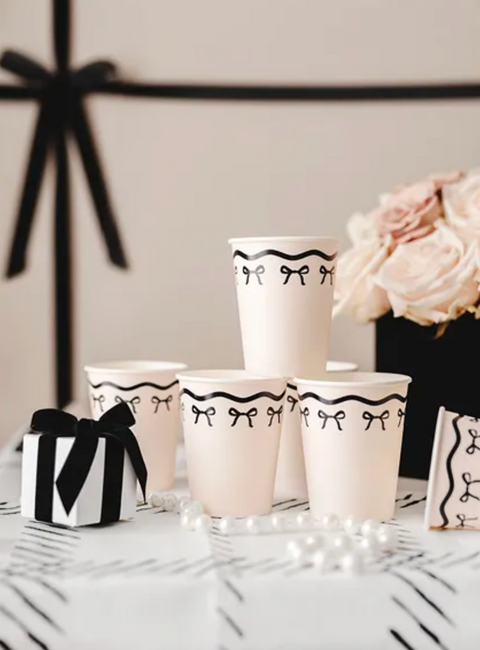 puodeliai gimtadieniui kaspinėlių tema juodi kaspinėliai trendas gimtadienio dekoro