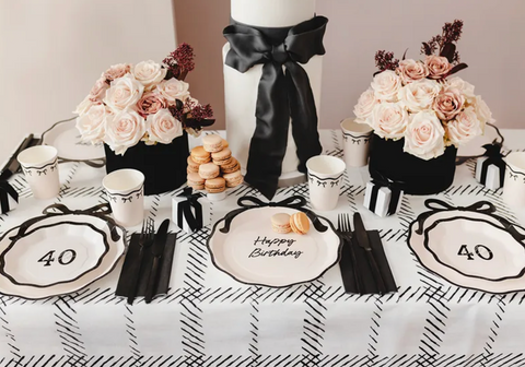 puodeliai gimtadieniui kaspinėlių tema juodi kaspinėliai trendas gimtadienio dekoro