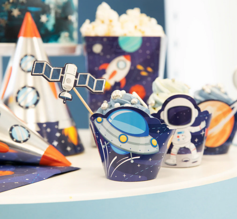 gimtadienis kosmoso tema dekoracijos keksiuku papuoišmas torto idejos