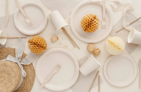 Popieriniai, kreminės spalvos puodeliai gimtadieniui vakarelis spalvu svente