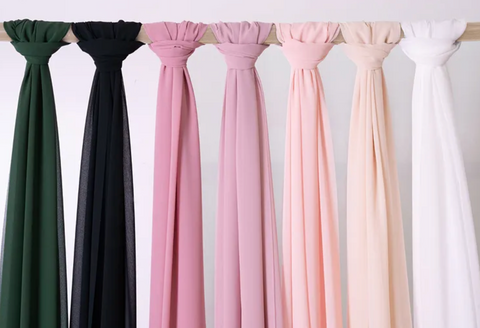 stalo takelis medziaginis pastelines spavos rozine melyna balta stalo dekoras sventems sventinis stalas dekoruotas 