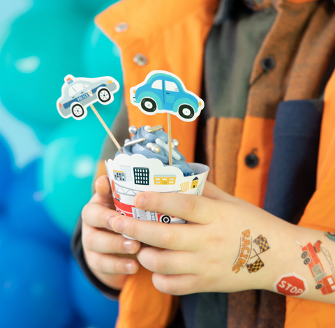 mašinų tema papuošimai dekoracijos  keksiukų torto automobiliai