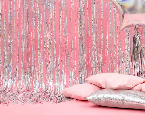 dekoracinė užuolaida lietutis auksinė sidabrinė rožinė melyna juoda spalva gimtadienio dekoracijos