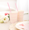 Šventinis stalas baby shower tematikos su „Baby“ puodeliais