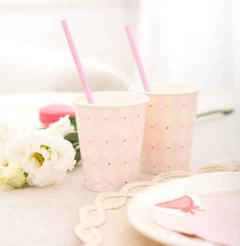 Šventinis stalas baby shower tematikos su „Baby“ puodeliais