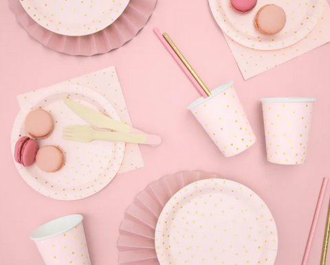 lekstes lekstutes gimtadieniams dekoracijos su taskeliais rožines baltos